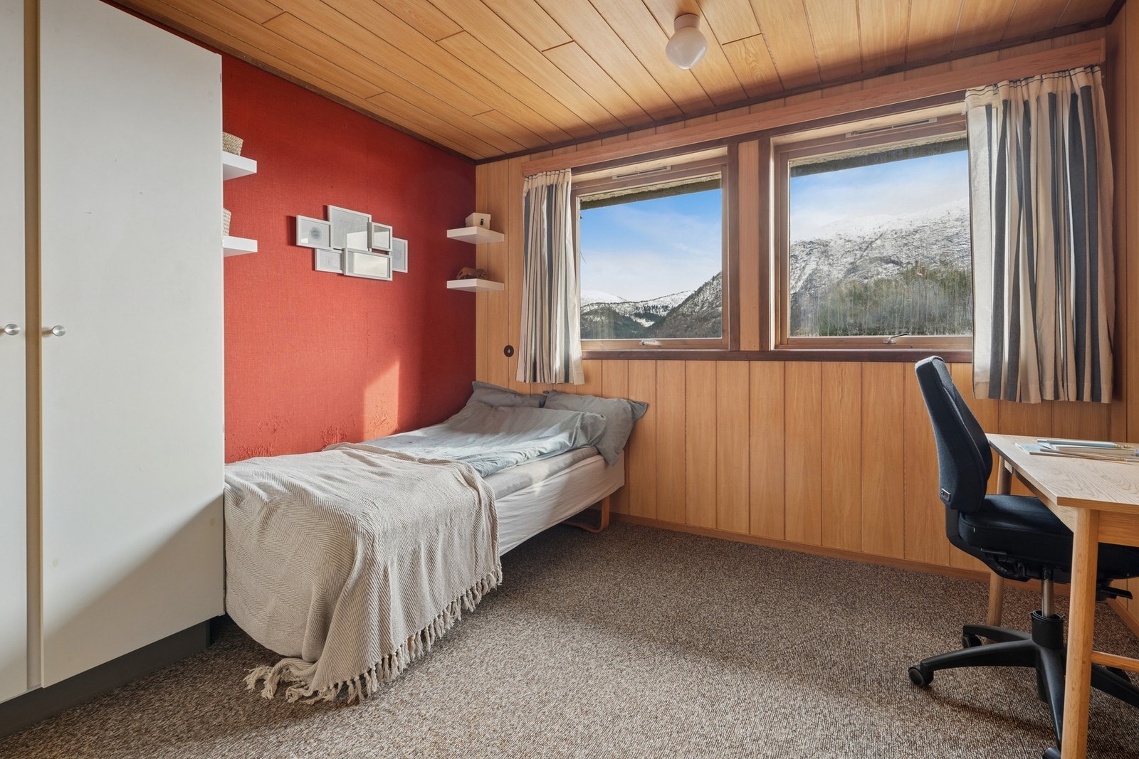 - Soverom 4 i underetasjen (Ikke godkjent, konferer med megler for spørsmål) - Galleribilde