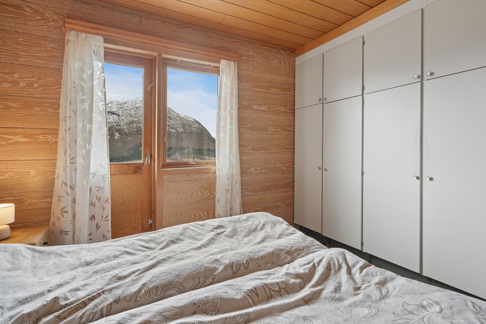 - Hovedsoverommet med god plass til dobbeltseng, nattbord og integrert garderobeskap, fra rommet har du utgang til verandaen - Galleribilde