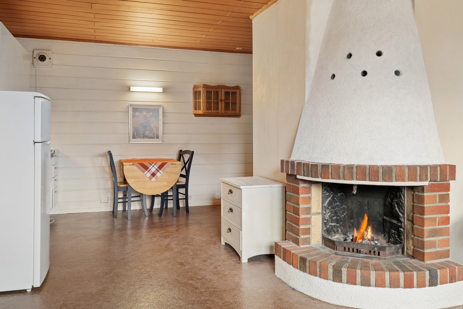 - Rommet er utstyr med baderom, stue, kjøkken, sovealkove og en bod - Galleribilde