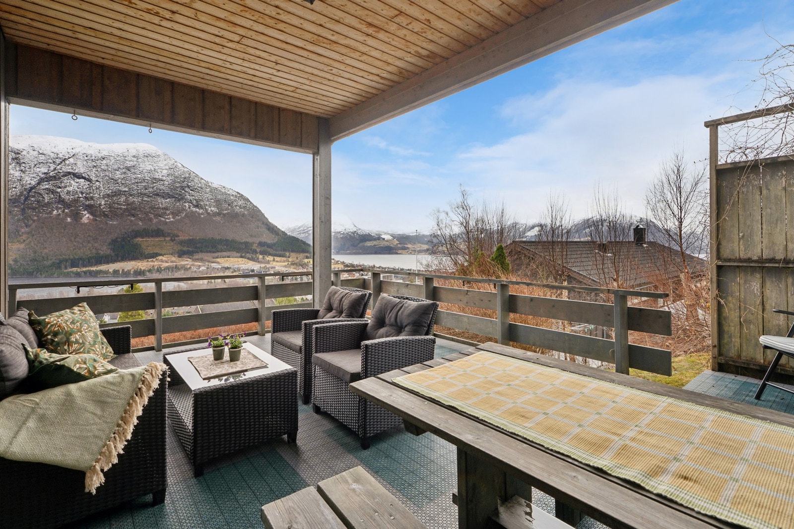 - Fra verandaen har du trapp ned til plenen - Galleribilde