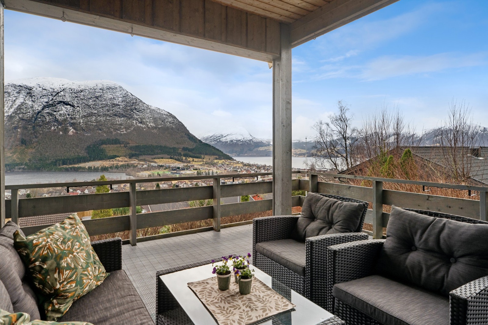 - Delvis overbygd veranda med fantastisk utsikt over fjord og fjell! - Galleribilde