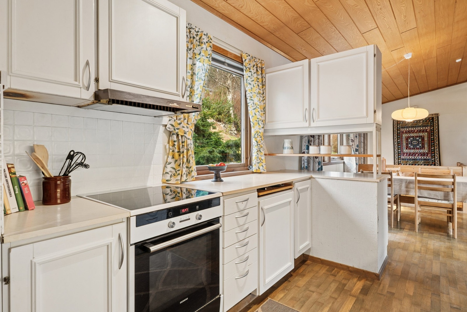 - Kjøkkenet har innredning med malte profilerte fronter og benkeplate av laminat - Galleribilde