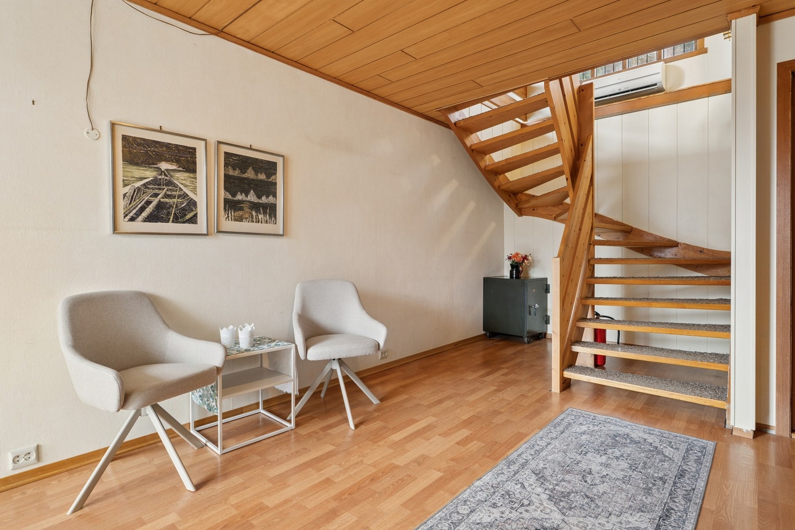 - Romslig og praktisk inngangsparti med gode muligheter for garderobeløsning. - Galleribilde