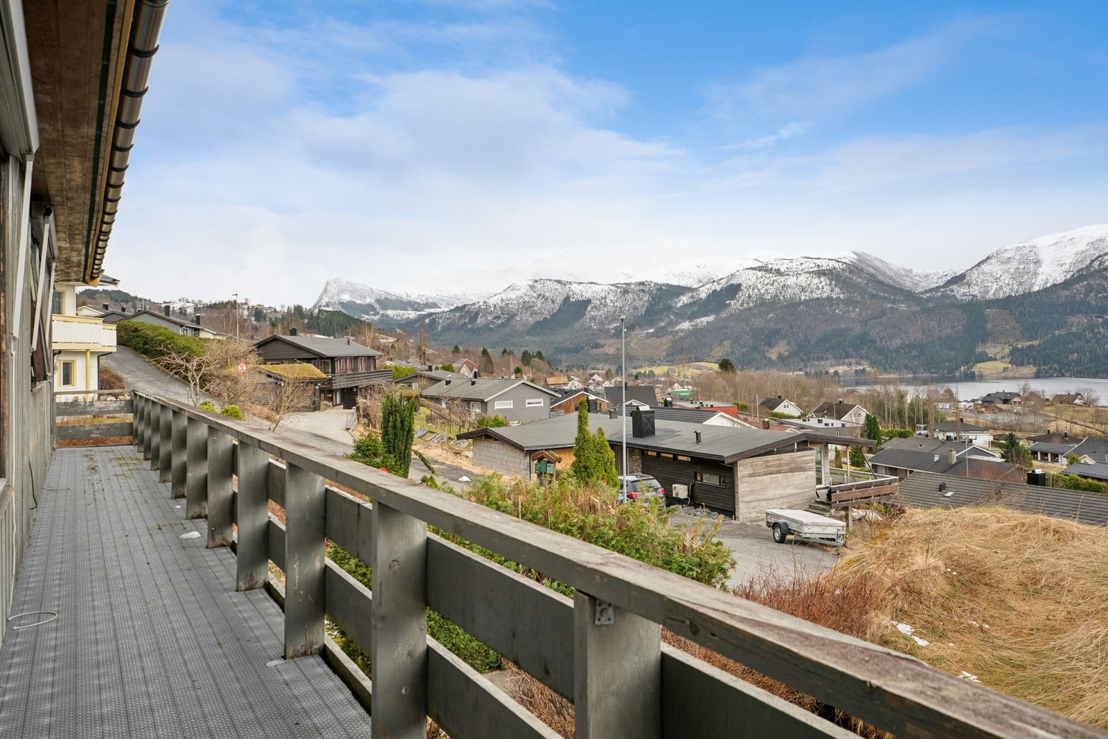 - Verandaen går på hele fremsiden av boligen og du har også utgang fra det ene soverommet - Galleribilde