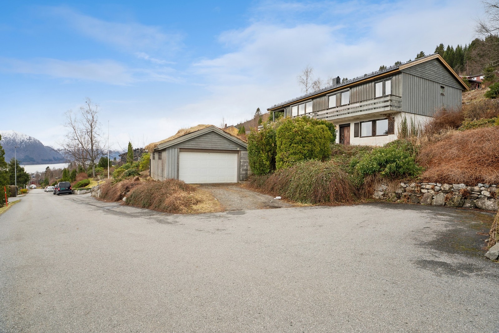 - Garasjen ble oppført i 1980 og måler cirka 31,0 m² - Galleribilde