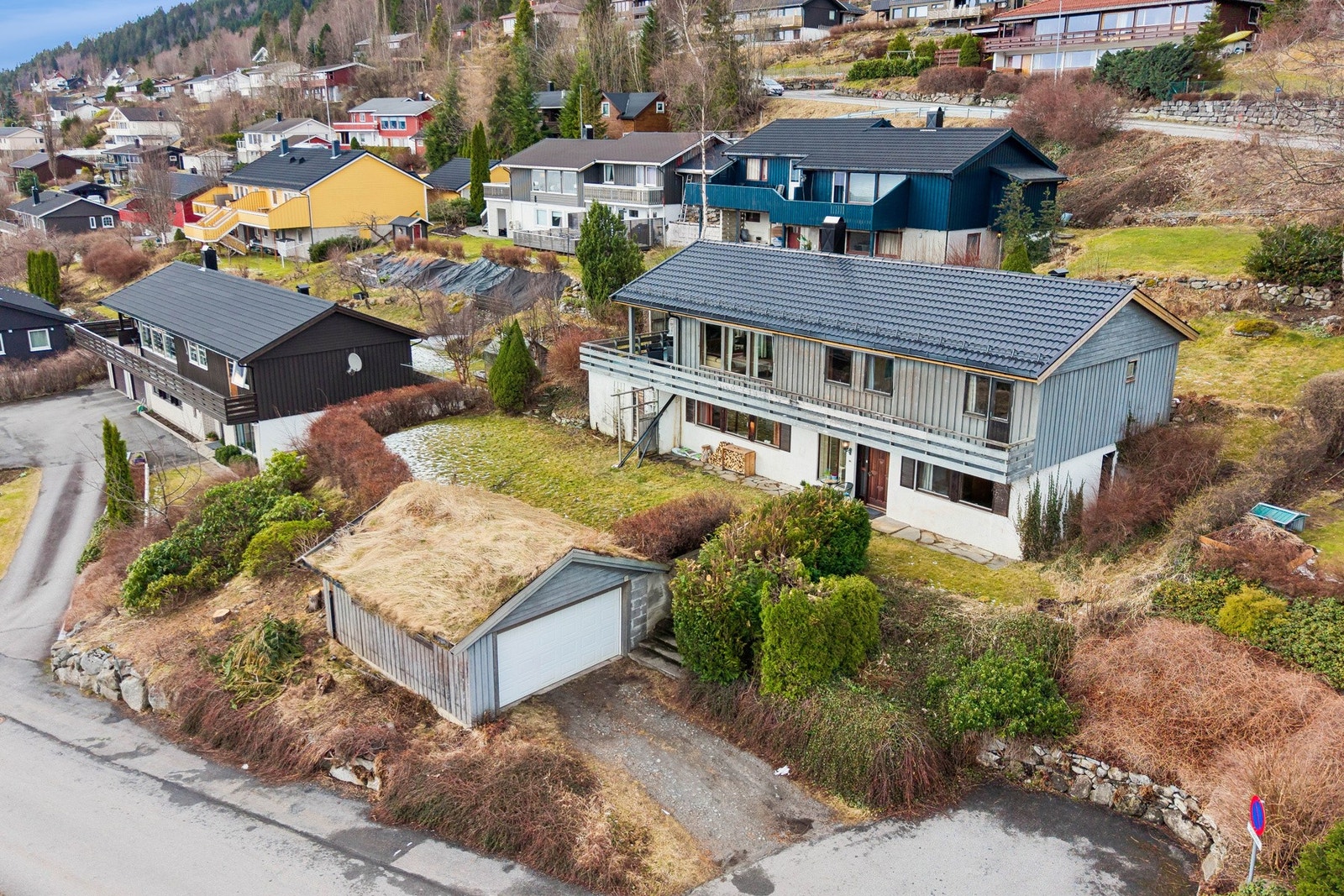 - Eiendommen ligger fint til med romslig tomt, grøntareal, garasje og veranda - Galleribilde