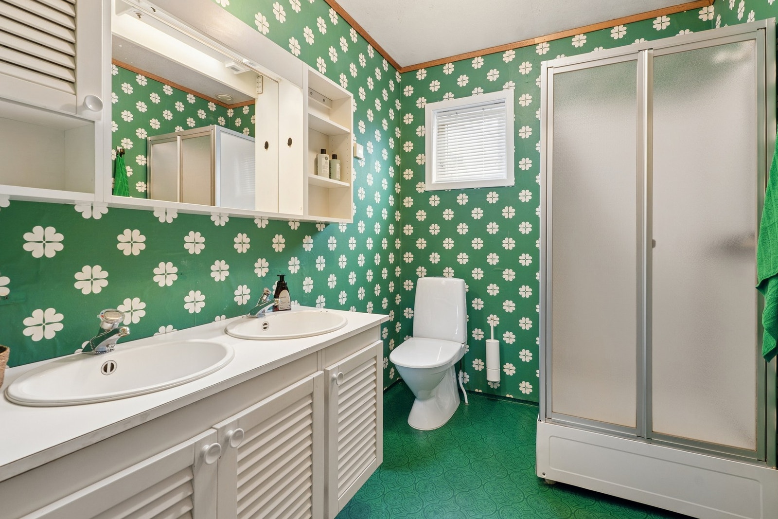 - Baderommet i hovedetasjen med toalett, dusjkabinett og servant - Galleribilde