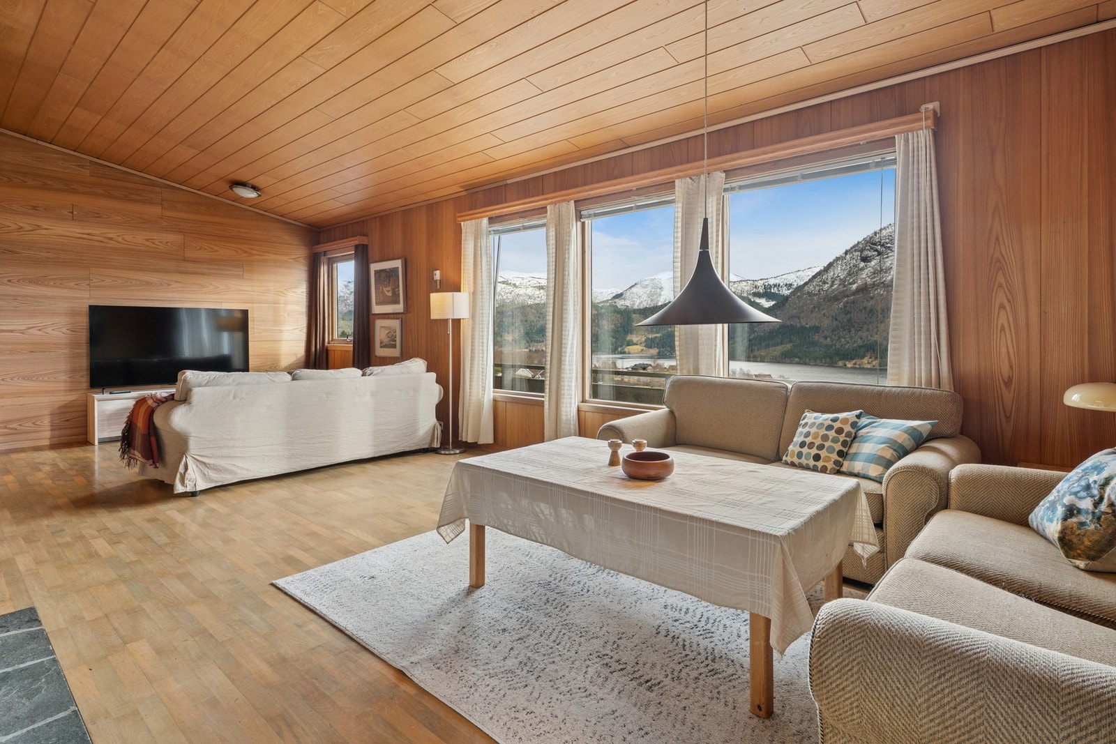 - Vi tar turen rett inn til stuen i hovedetasjen, her har du store vinduer som gir godt med lysinnslipp - Galleribilde