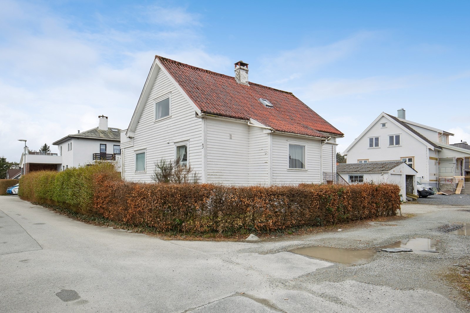 Boligen ble bygget i 1946 og holder gjennomgående eldre standard. Boligen bærer preg av manglende vedlikehold og full renovering må påregnes. Galleribilde