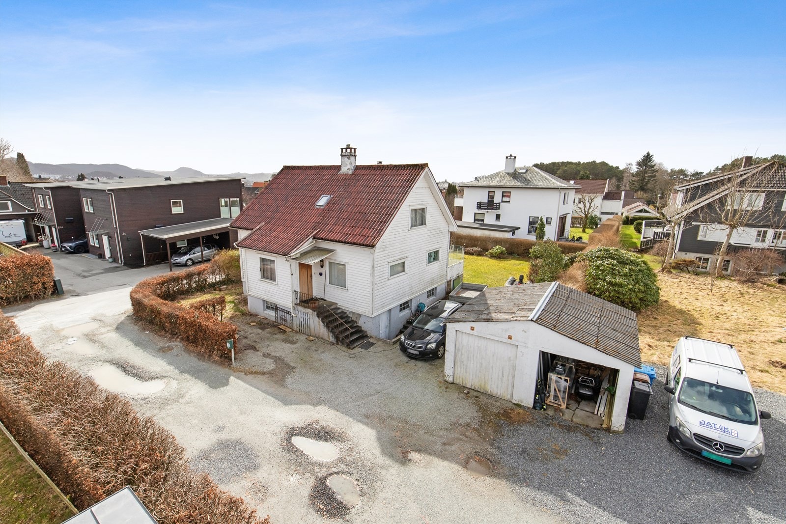 Boligen disponerer halvparten av felles garasje og har ellers rom for parkering i gårdsrommet. Galleribilde