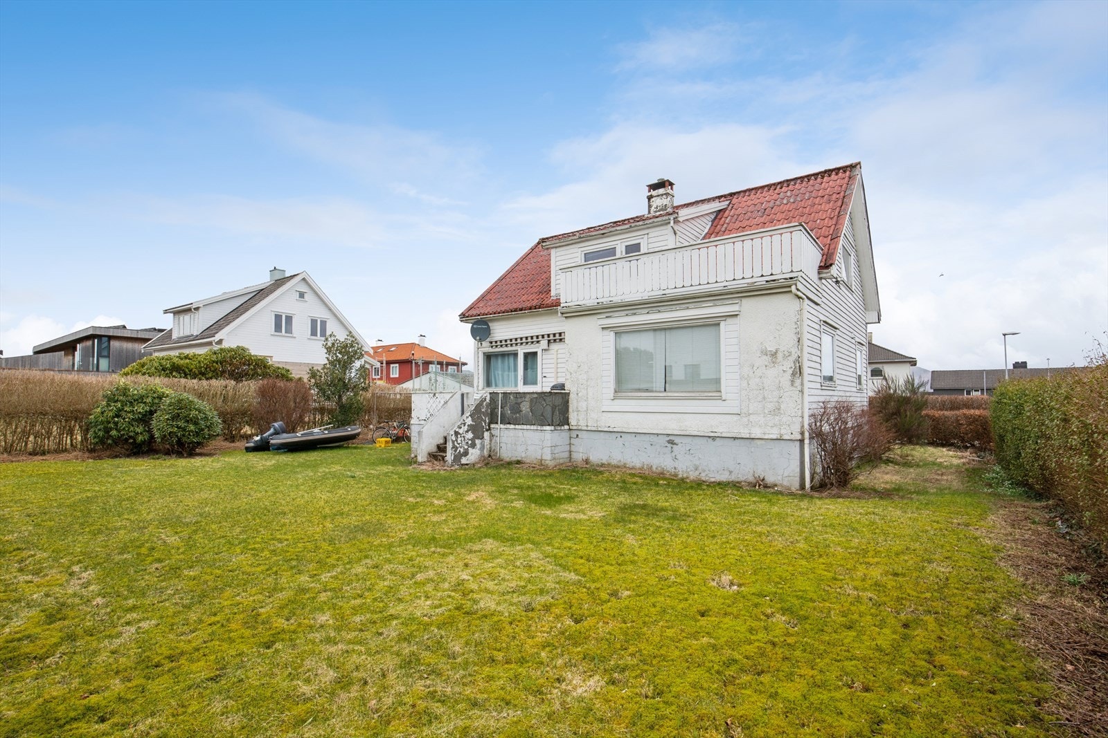 Eiendommen er på hele 701,8 kvm og ligger solrikt til. Galleribilde