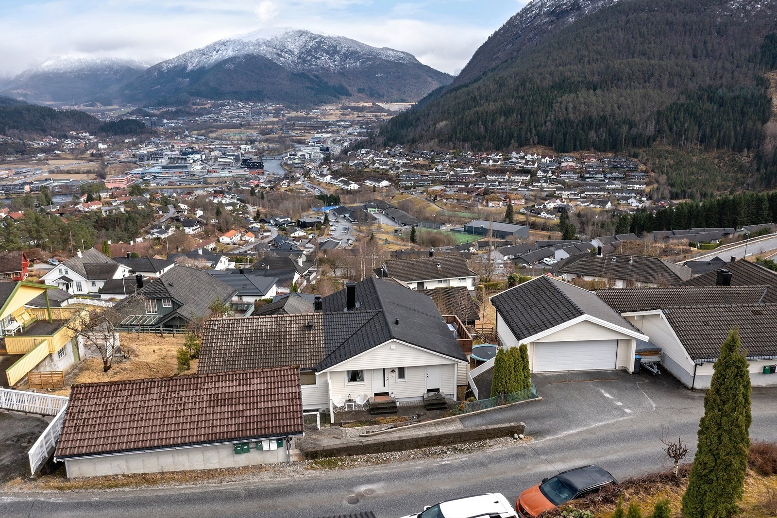 Eiendommen ligger fint til på østvendt tomt i rolig og barnevennlig boligområde. Galleribilde