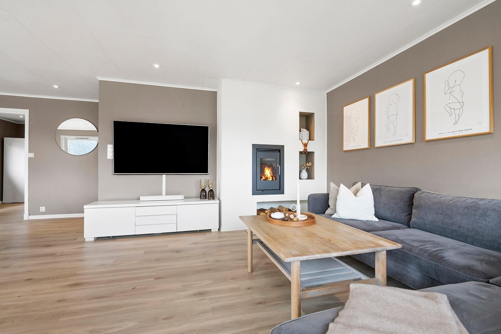 Det er både peisinnsats og varmepumpe som gir et behagelig inneklima året rundt. Galleribilde