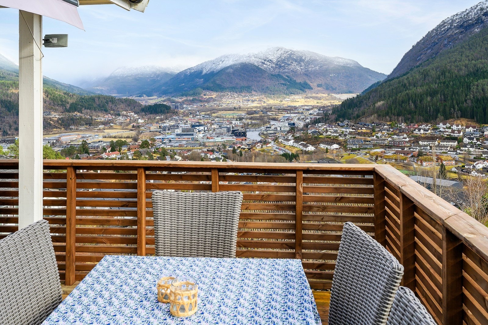 Utsikten fra terrassen er det ingenting å utsette på! Galleribilde