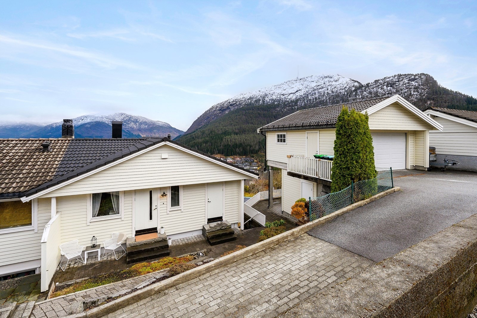 Del av tomannsbolig med dobbelgarasje. Garasjen ble oppført i 2010, og har parkeringsareal på 35 kvm og et kjellerrom på 13 kvm. Galleribilde