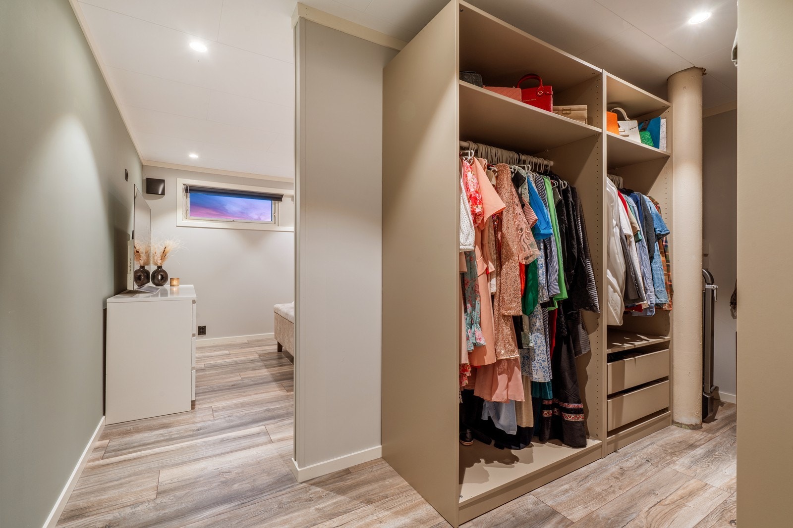 Herlig Walk-in closet tilknyttet soverommet. Galleribilde