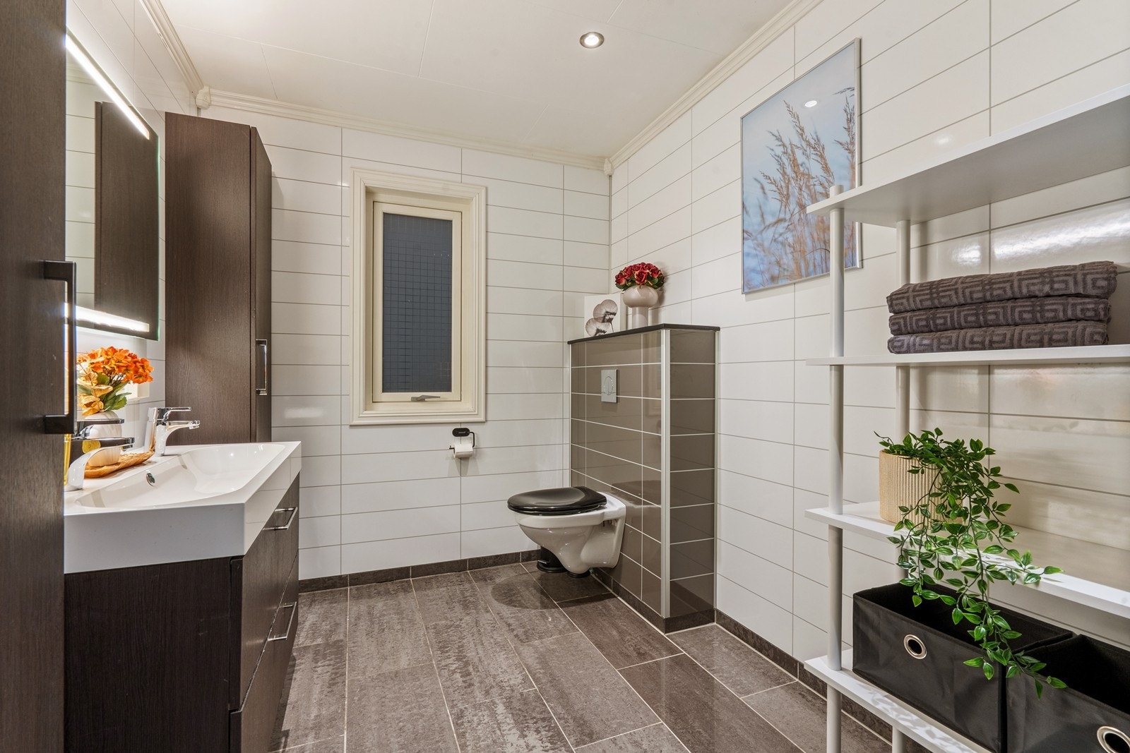 Delikat og tidsriktig baderom i hovedetasjen. På badet har du god plass til ekstra oppbevarings seksjoner. Galleribilde