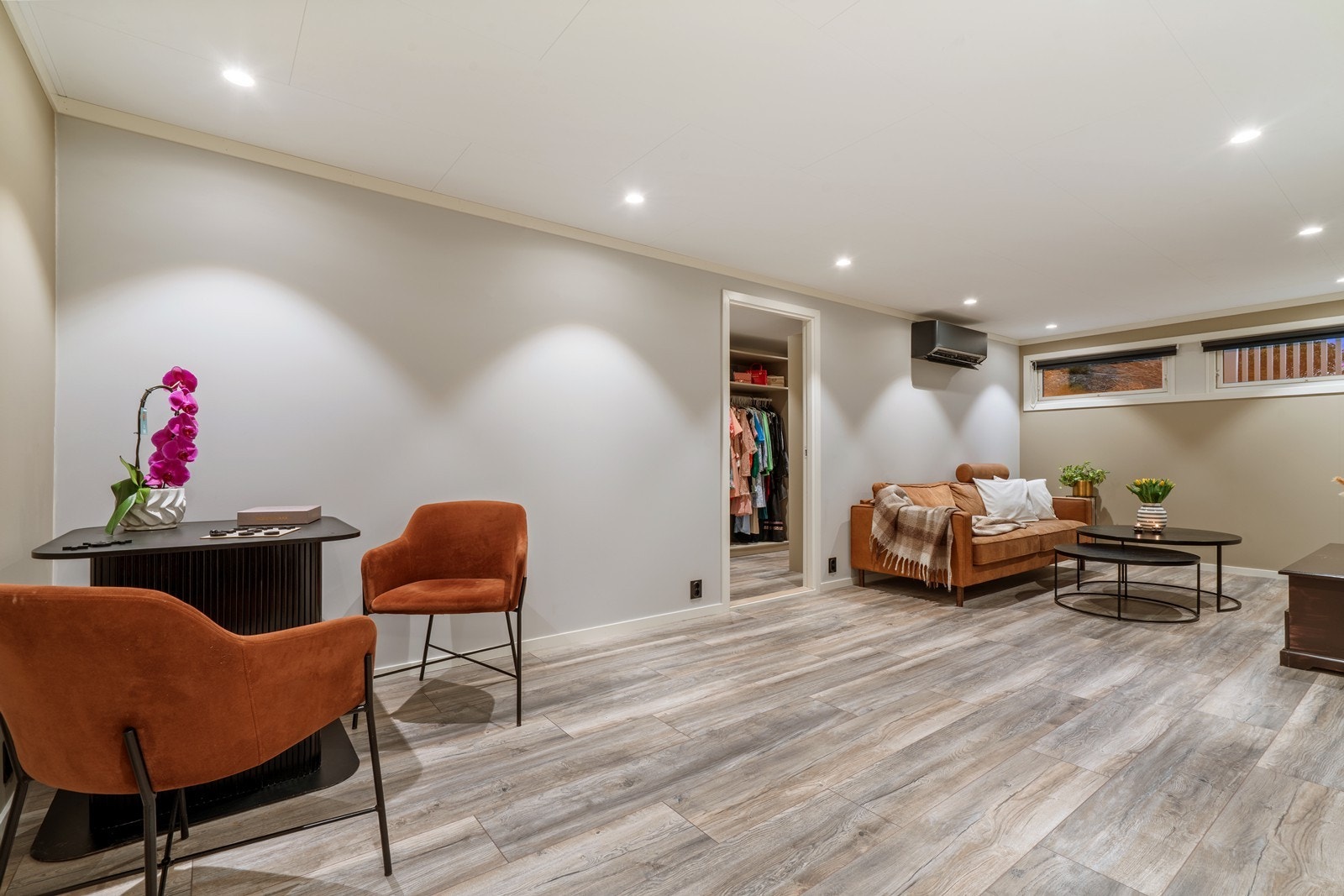 Kjekk og romslig kjellerstue med varmepumpe og downlights belysning. Galleribilde