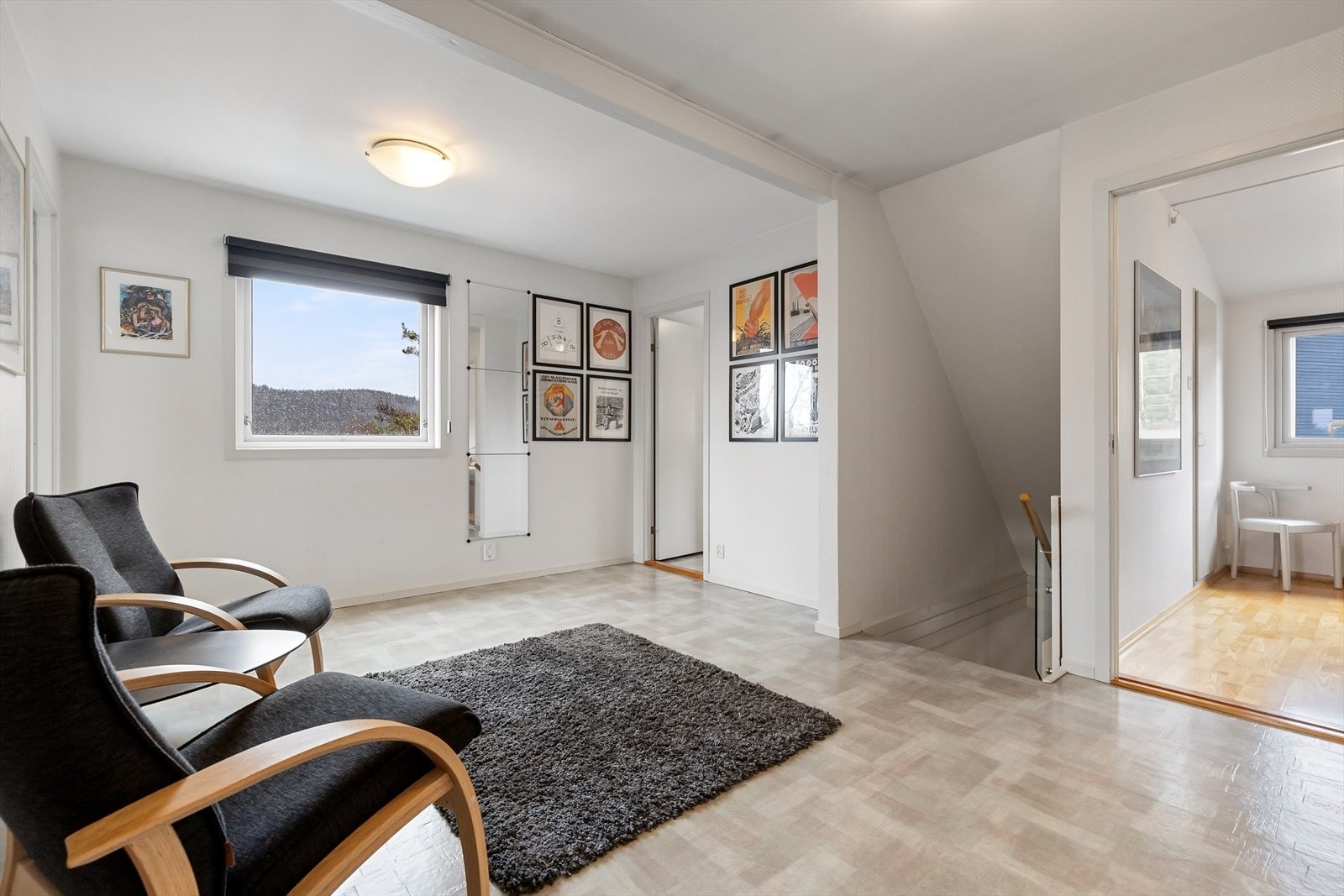Romslig trapperom i 2. etasje med plass til lekestue eller ungdsomsstue. Galleribilde