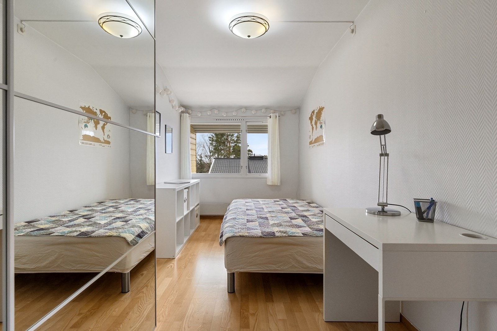 Soverom 3 med plass til seng, skrivebord og garderobe. Galleribilde