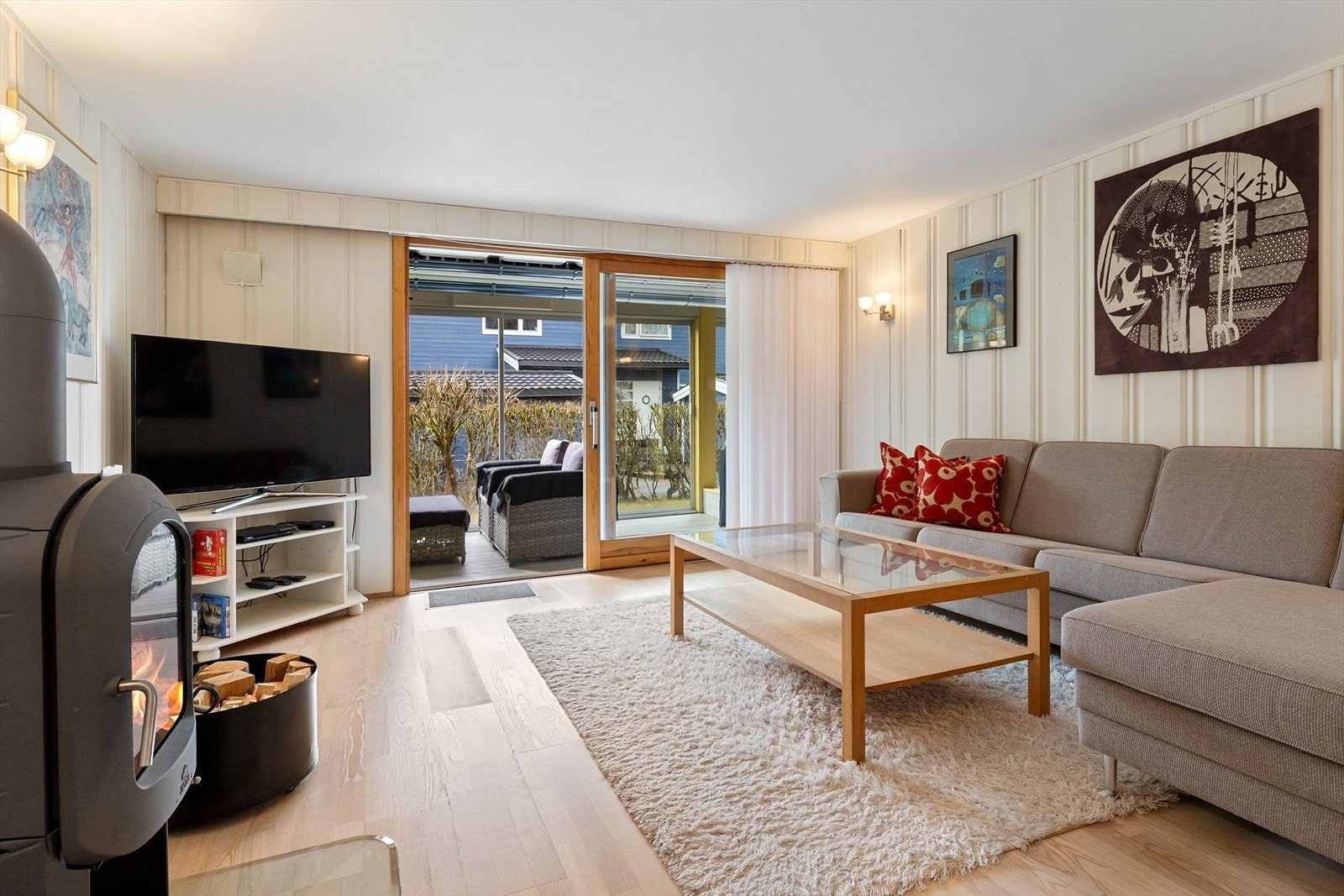 Fra kjellerstuen har du utgang til hyggelig utestue/innglasset terrasse. Galleribilde