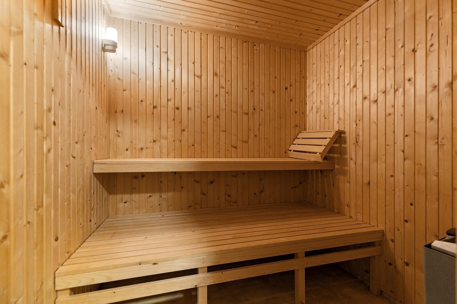 Badstue med benker og badstueovn. Galleribilde