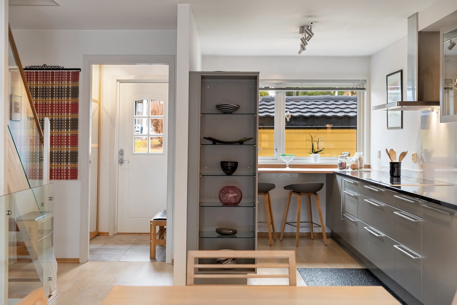 Ventilator. Platetopp, stekeovn, dampovn, oppvaskmaskin, mikrobølgeovn og kjøleskap er integrert i innredningen. Galleribilde