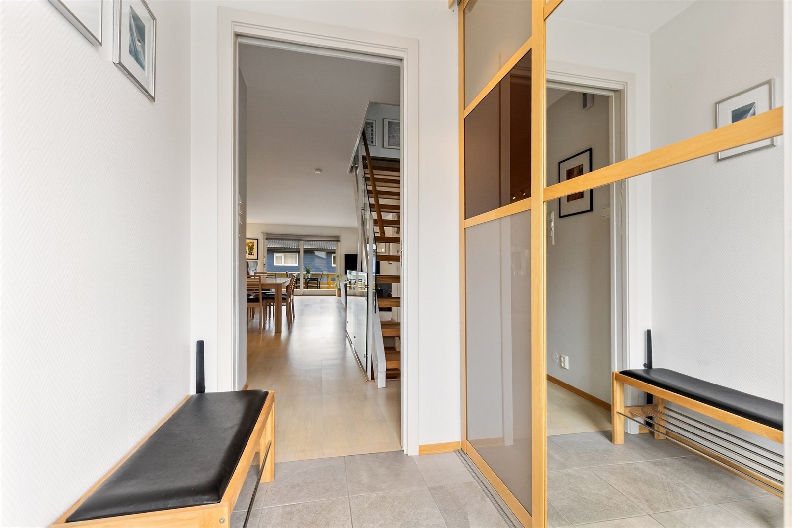 Innbydende inngangsparti med skyvedørsgarderobe. Galleribilde