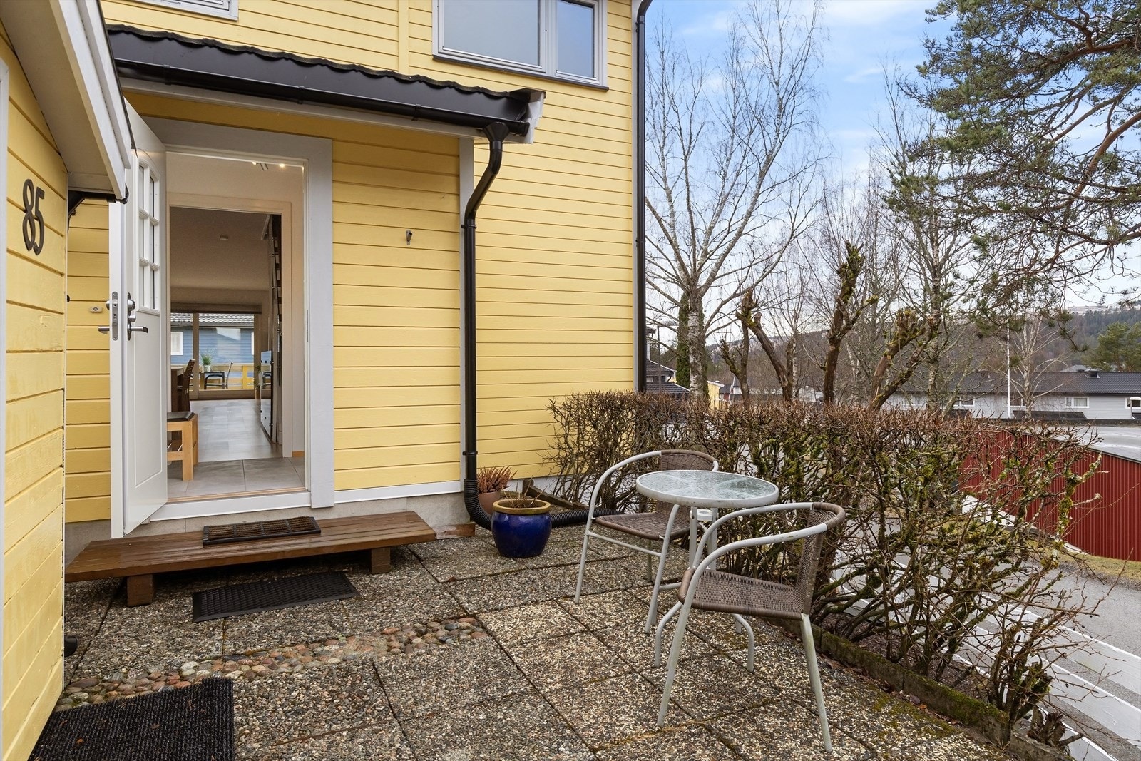 Inngangsparti med tilknyttet utebod. Galleribilde