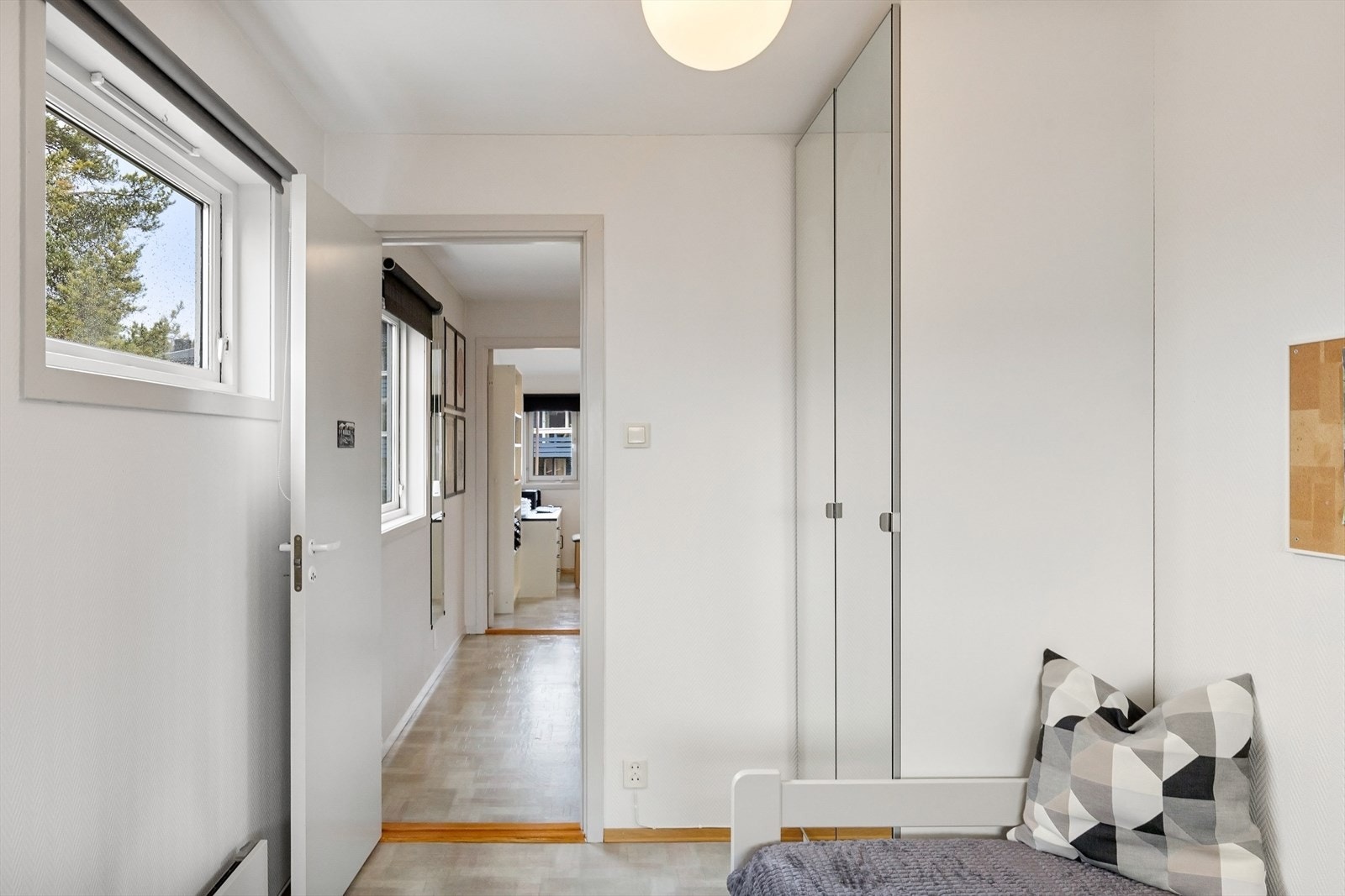 Rommet har plass til seng, skrivebord og garderobe. Galleribilde