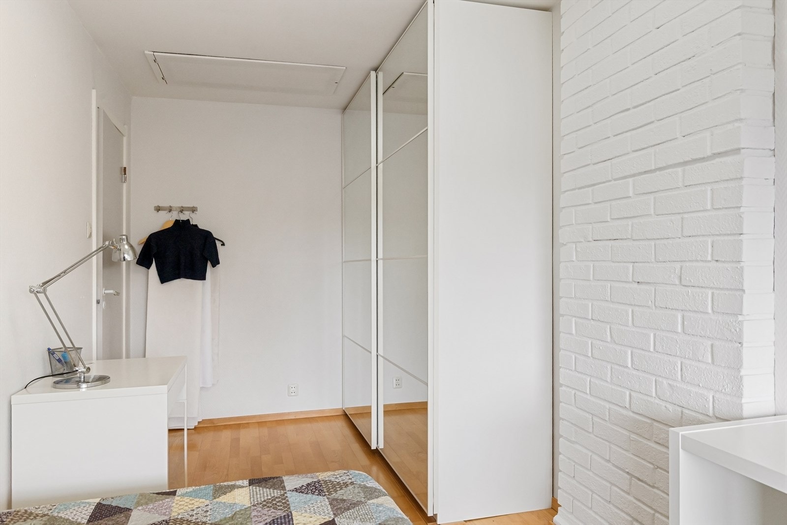Stor skyvedørsgarderobe med speilfronter. Galleribilde