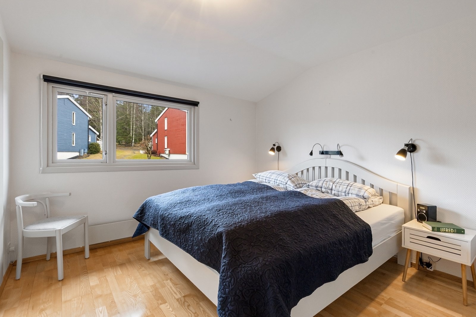 Romslig hovedsoverom med god plass til dobbeltseng, nattbord og garderobe. Galleribilde
