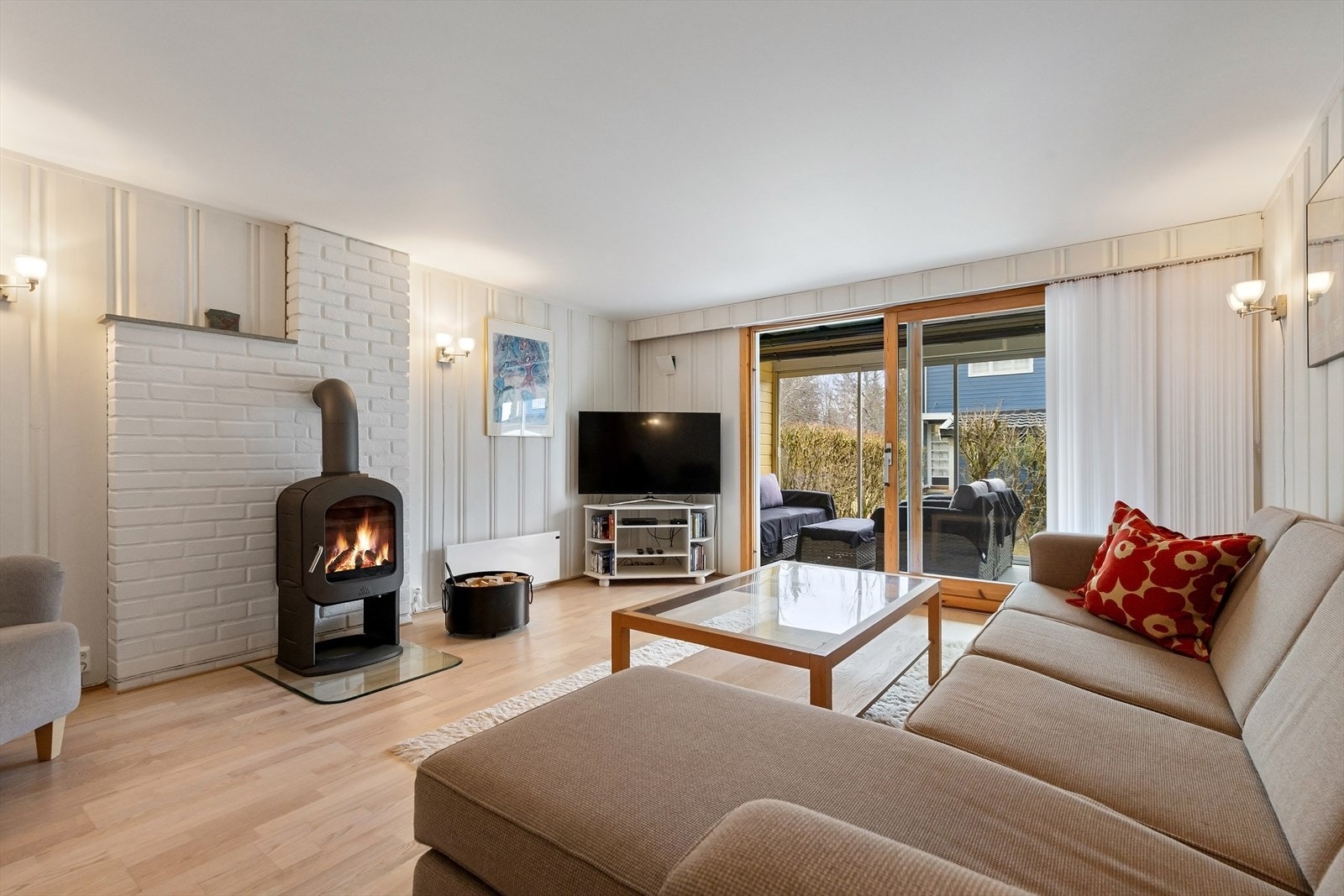 Lys og romslig kjellerstue med peis. Galleribilde