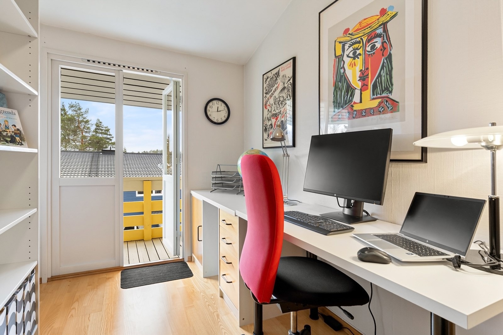 Soverom 5 brukes av nåværende eier som kontor. Fra rommet er det utgang til balkong. Galleribilde