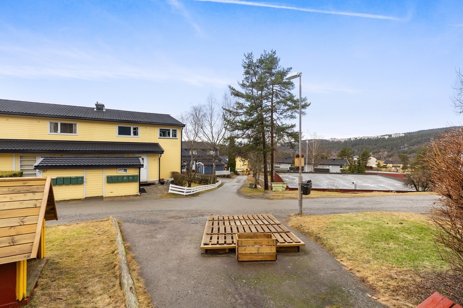 Barnevennlig boområde med flotte grøntområder, garasjeplass og nærhet til naturen. Galleribilde