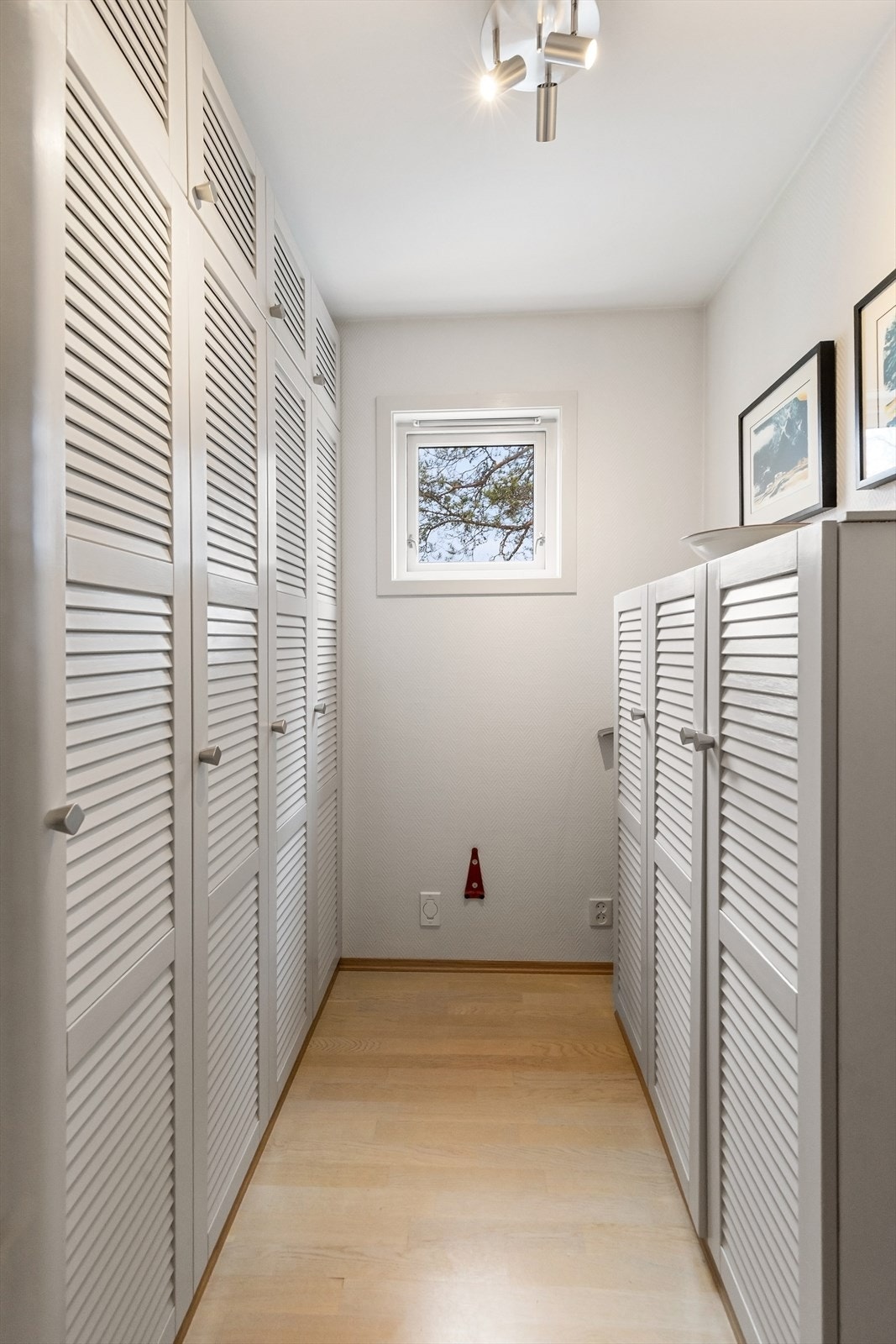 Praktisk garderobe i tilknytning til entré i 1. etasje. Galleribilde