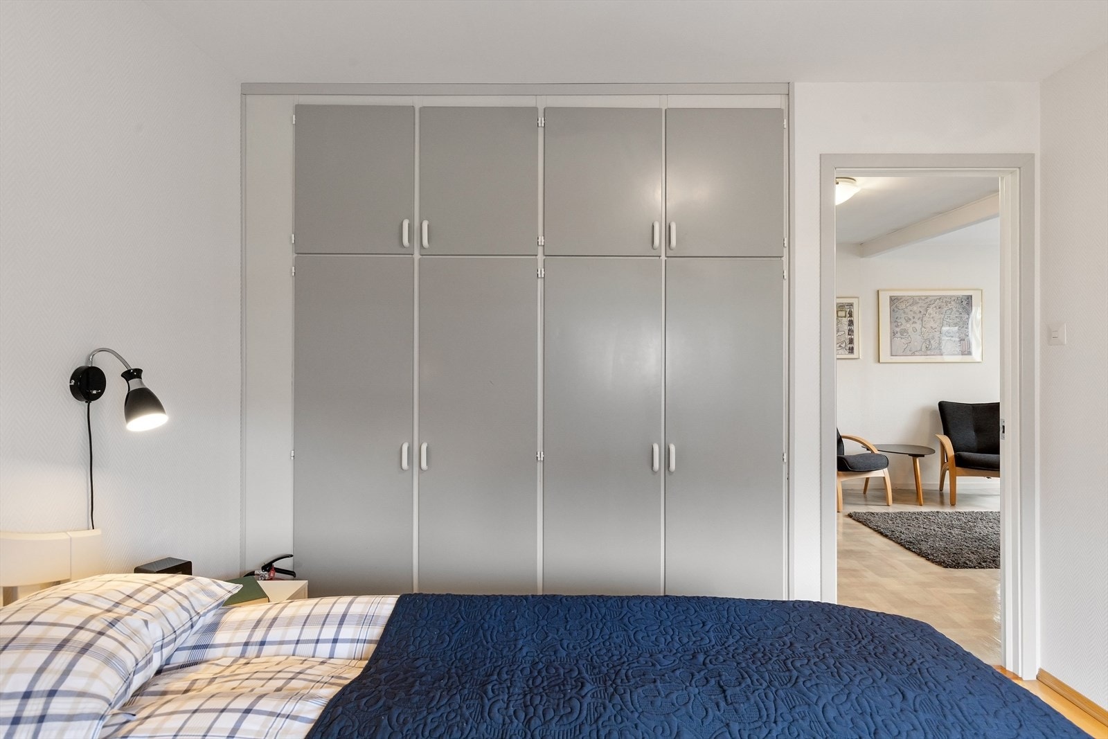 Stor plassbygget garderobe på hovedsoverommet. Galleribilde