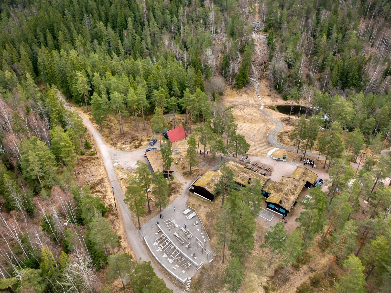 Områdebilde - Ved Liastua er det balanseløype for de minste, grillplasser, utendørs styrkeapparater som er tilgjengelig hele året og den kjente sherpatrappa som fører deg opp til to gapahuker. Galleribilde