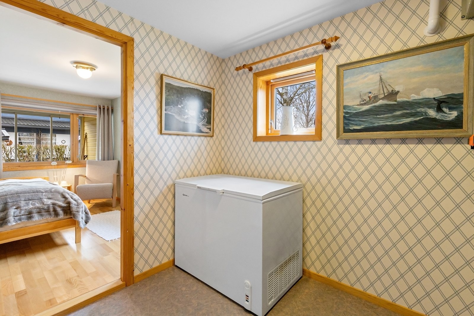 Hobbyrom i underetasjen med inngang til soverom. Fryser i hobbyrom medfølger. Galleribilde