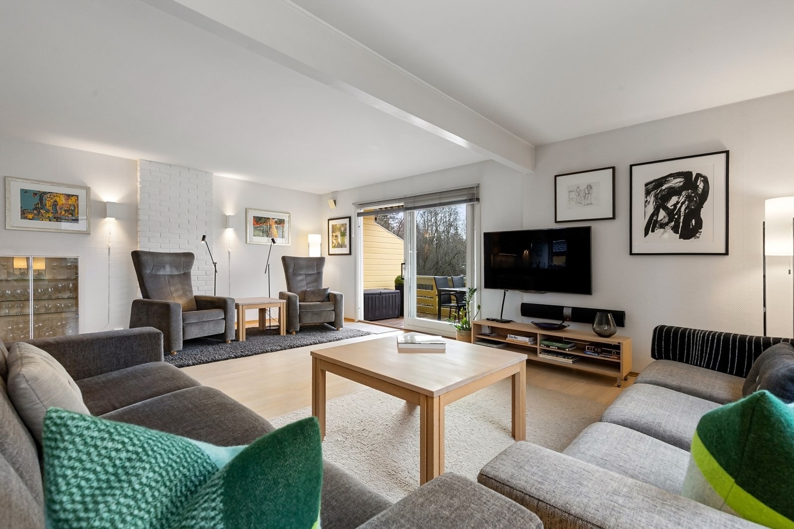 Den store stuen har god plass til sofagruppe, lesekrok og stor spisestue. Galleribilde