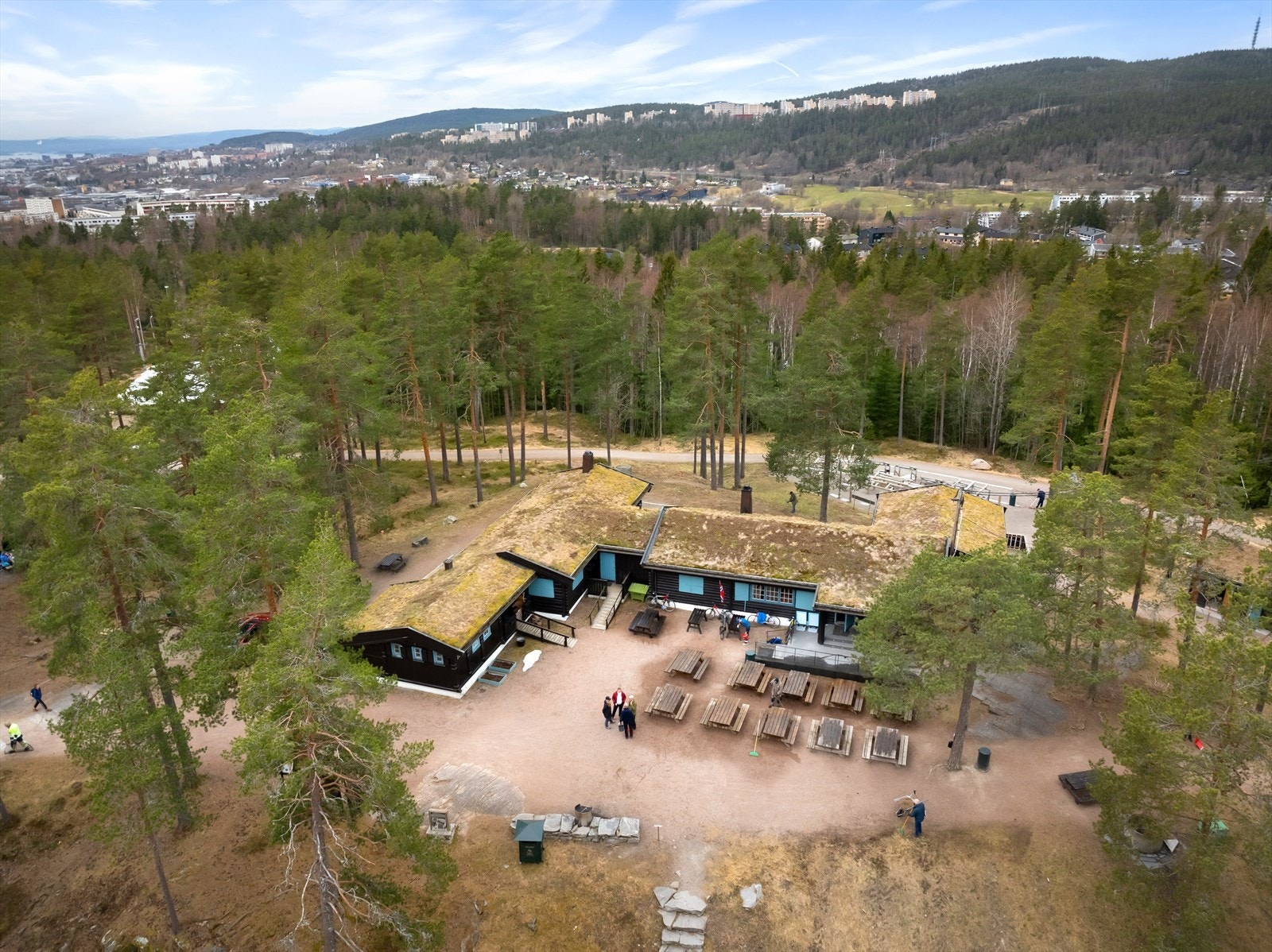 Områdebilde - Ved Liastua er det balanseløype for de minste, grillplasser, utendørs styrkeapparater som er tilgjengelig hele året og den kjente sherpatrappa som fører deg opp til to gapahuker. Galleribilde