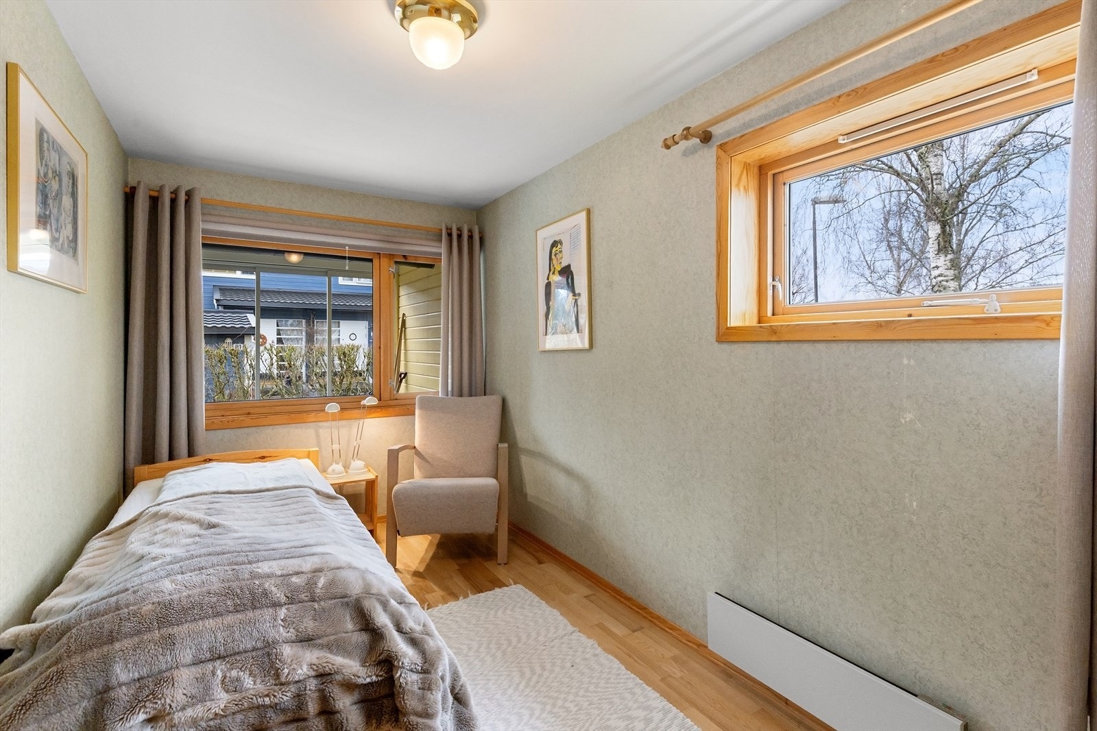 Lyst soverom med godt lysinnslipp. Galleribilde