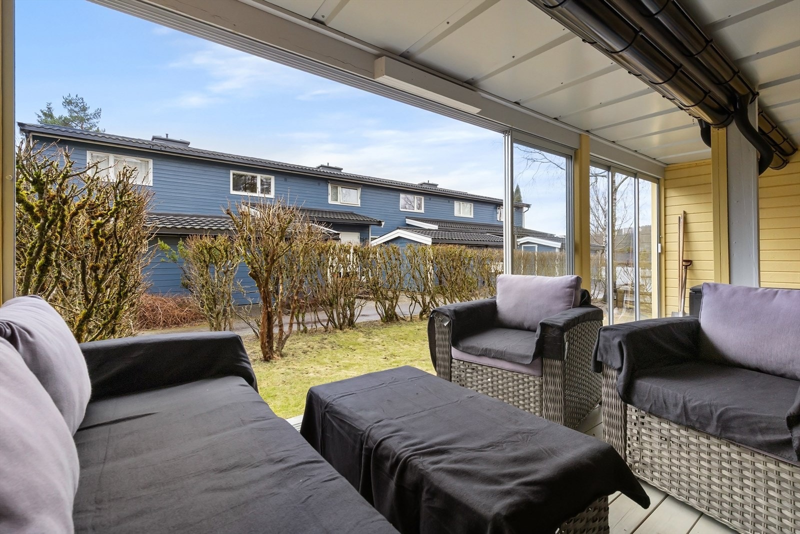 Denne kan åpnes helt opp om sommeren når man vil nyte sol og varme. Men kan lukkes igjen, så den kan brukes hele året. Galleribilde