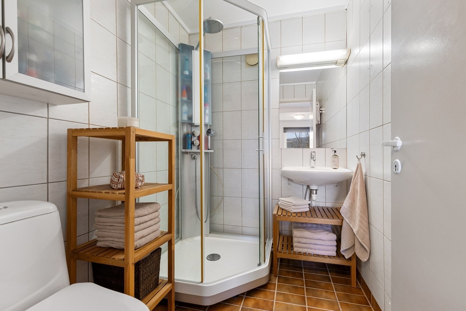Bad i 2. etasje med dusjkabinett, servant, speil og wc. Galleribilde