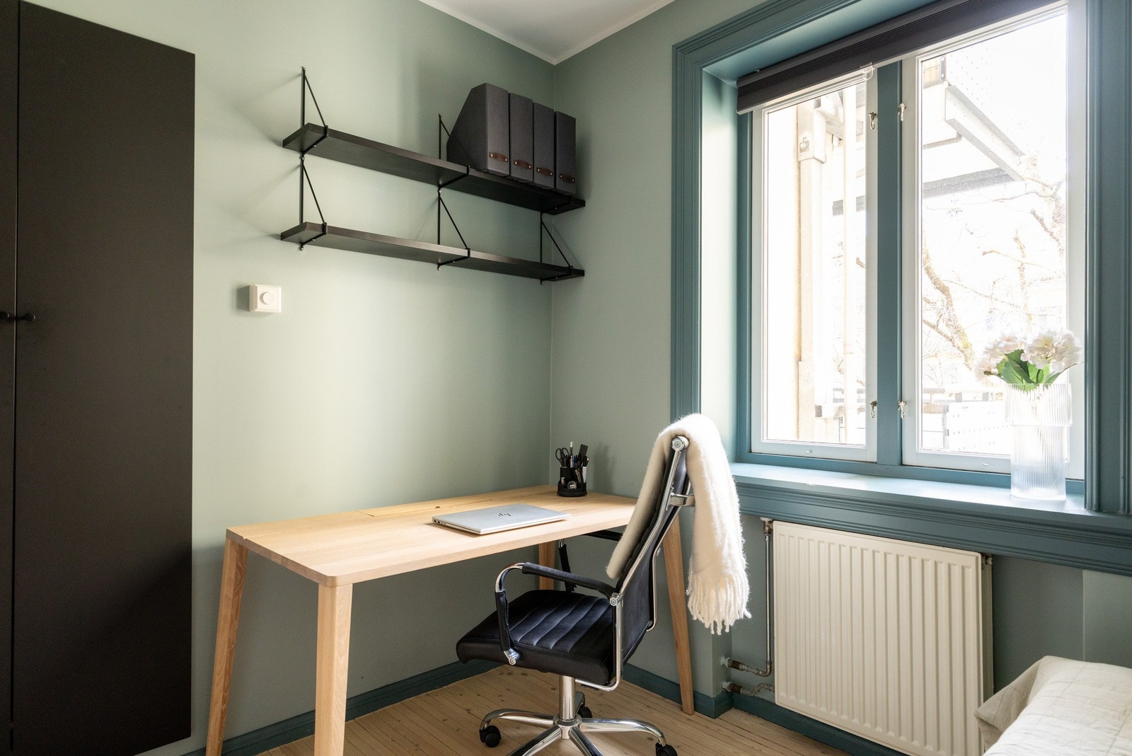 Soverom 2 fremstår som fleksibelt og egner seg godt som kontor, gjesterom eller barnerom. Galleribilde