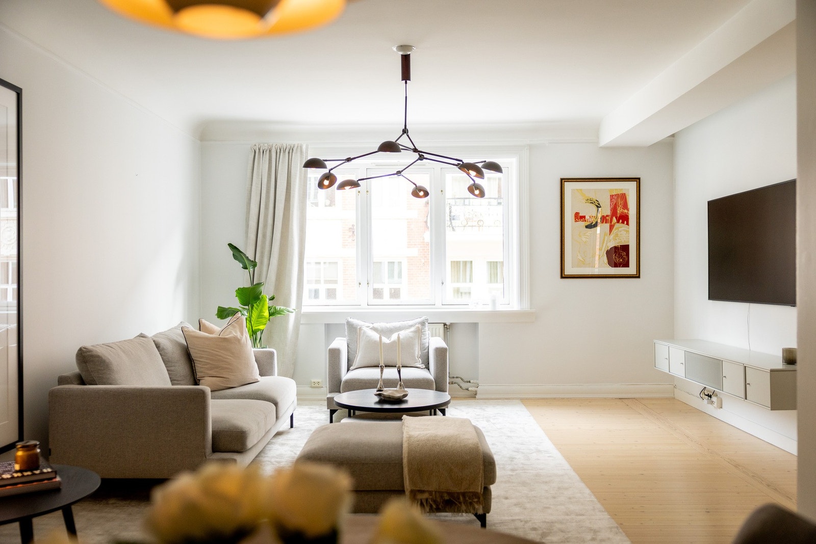 Stuen er romslig og lys med store vindusflater som slipper inn rikelig med naturlig lys. Galleribilde