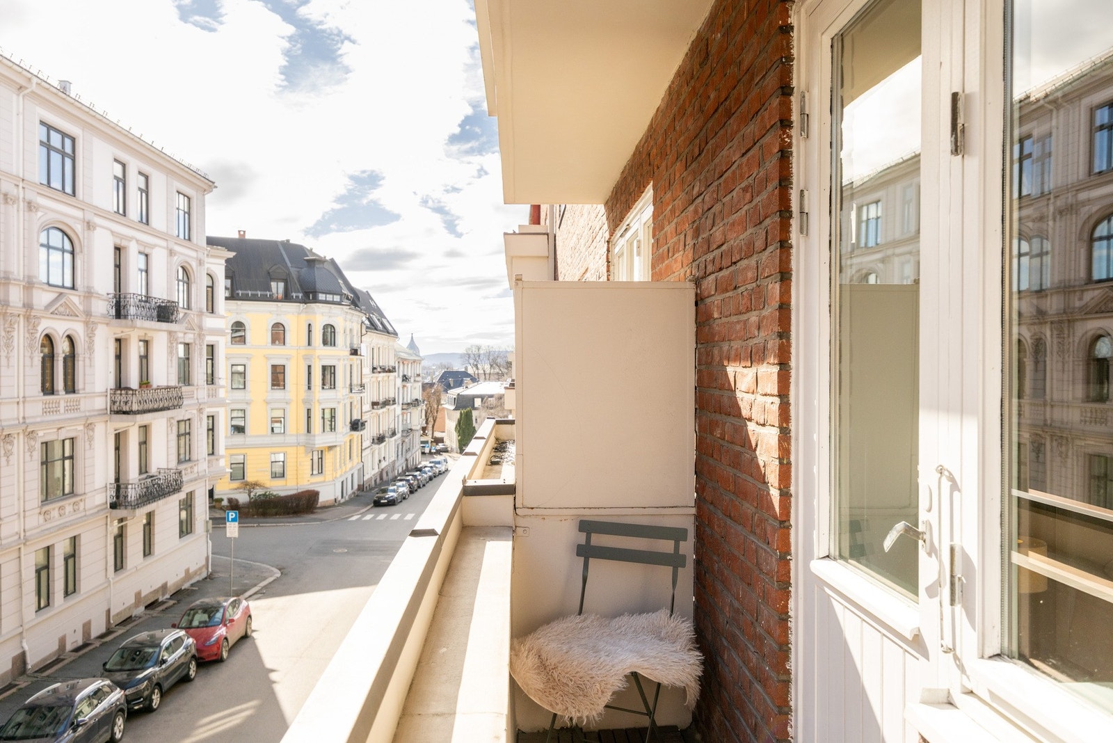 Balkong med hyggelig utsyn mot klassisk Frognerbebyggelse og gode solforhold. Galleribilde