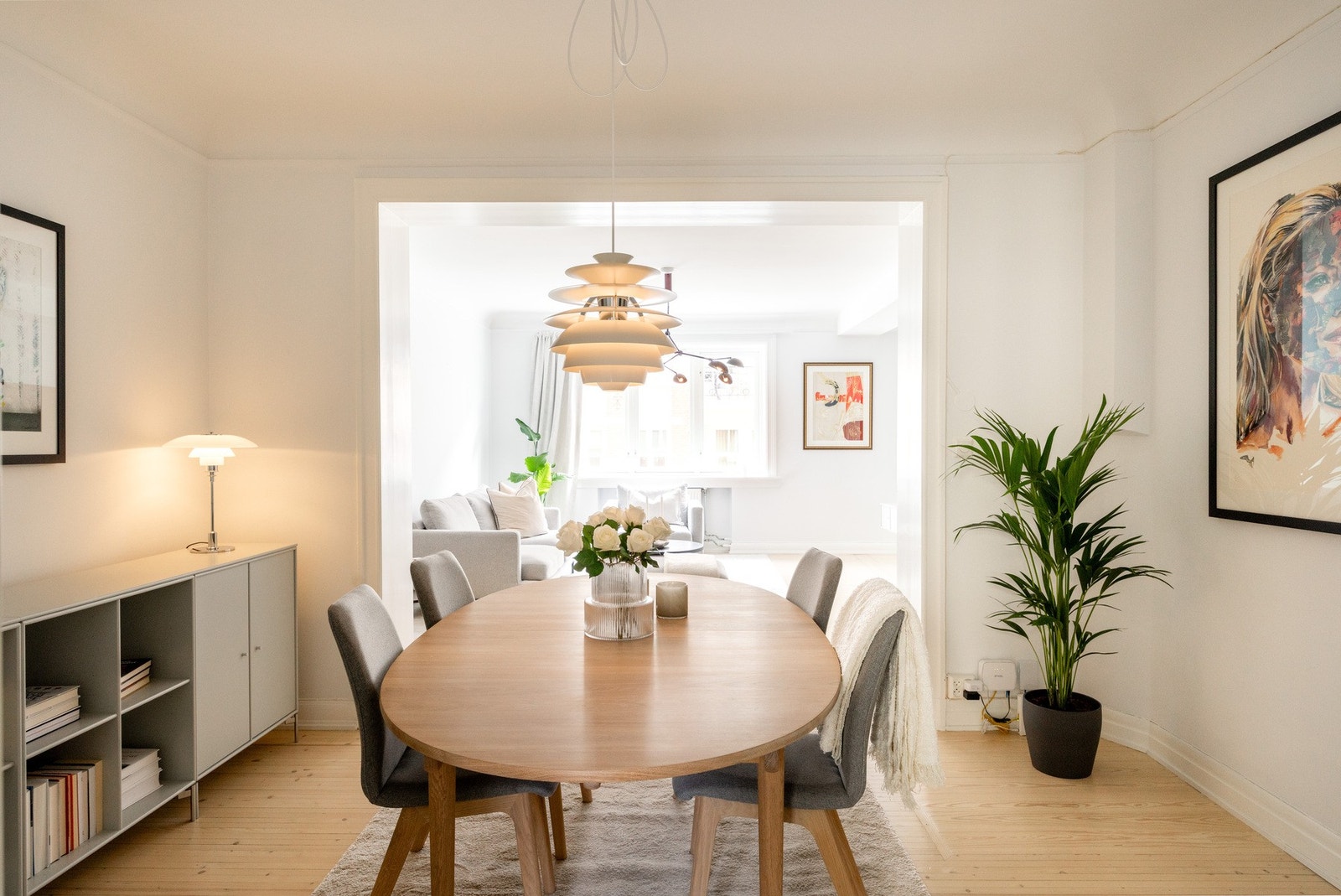 Store åpninger slipper inn rikelig med lys og gir en fin flyt mellom rommene. Galleribilde