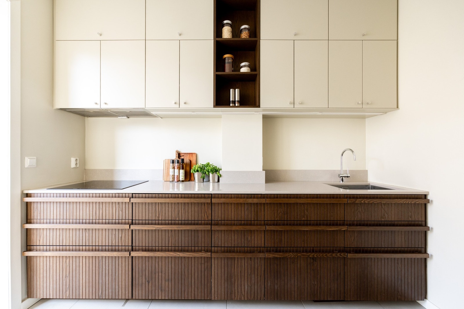 Benkeplate og backsplash i komposittstein fra Granitop gir et eksklusivt uttrykk og er slitesterkt i bruk, med underlimt oppvaskkum som gir en sømløs finish. Galleribilde