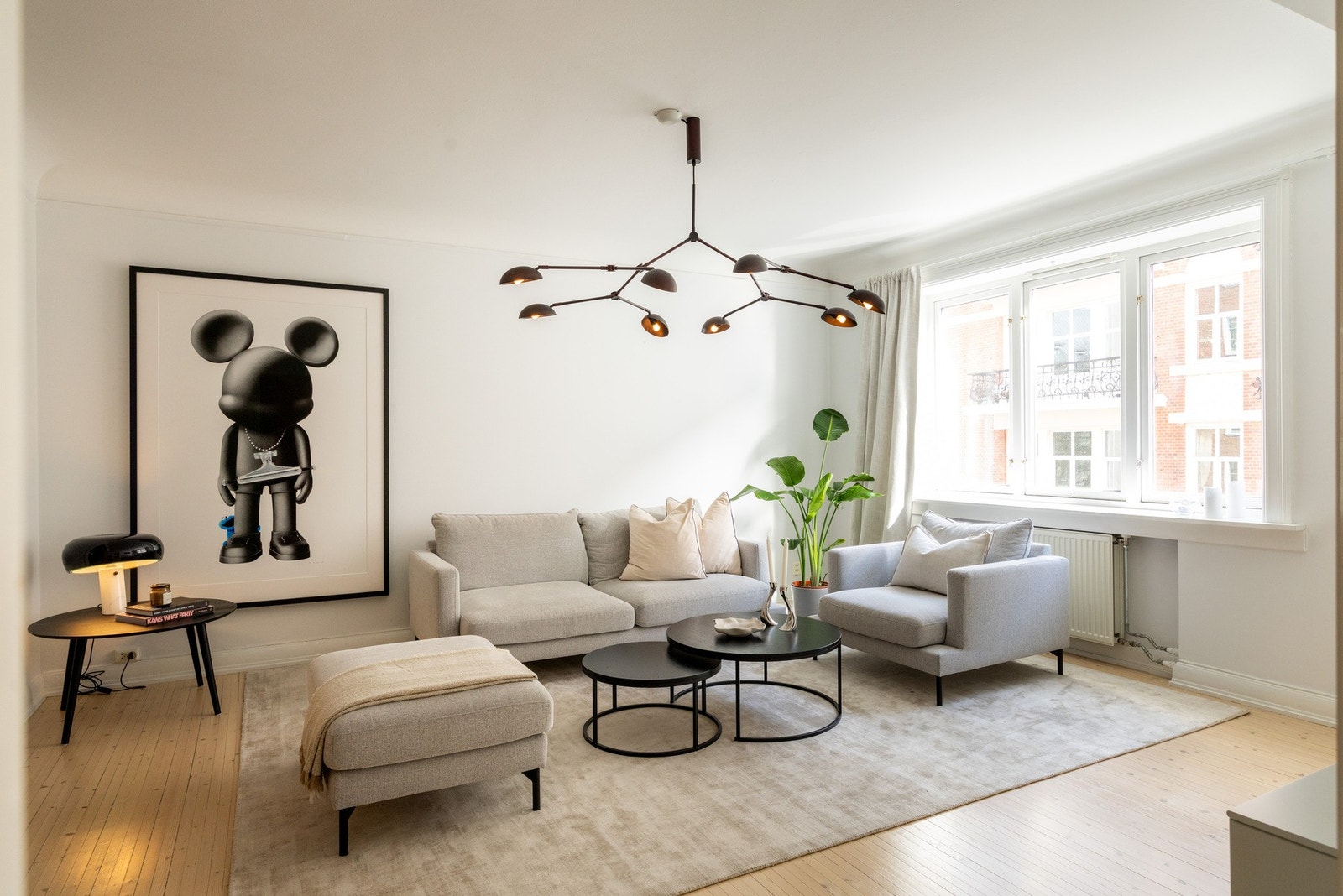 Rommet har gode møbleringsmuligheter med plass til både sofagruppe og tilhørende møblement, og oppleves luftig med en åpen forbindelse til spisestuen. Galleribilde